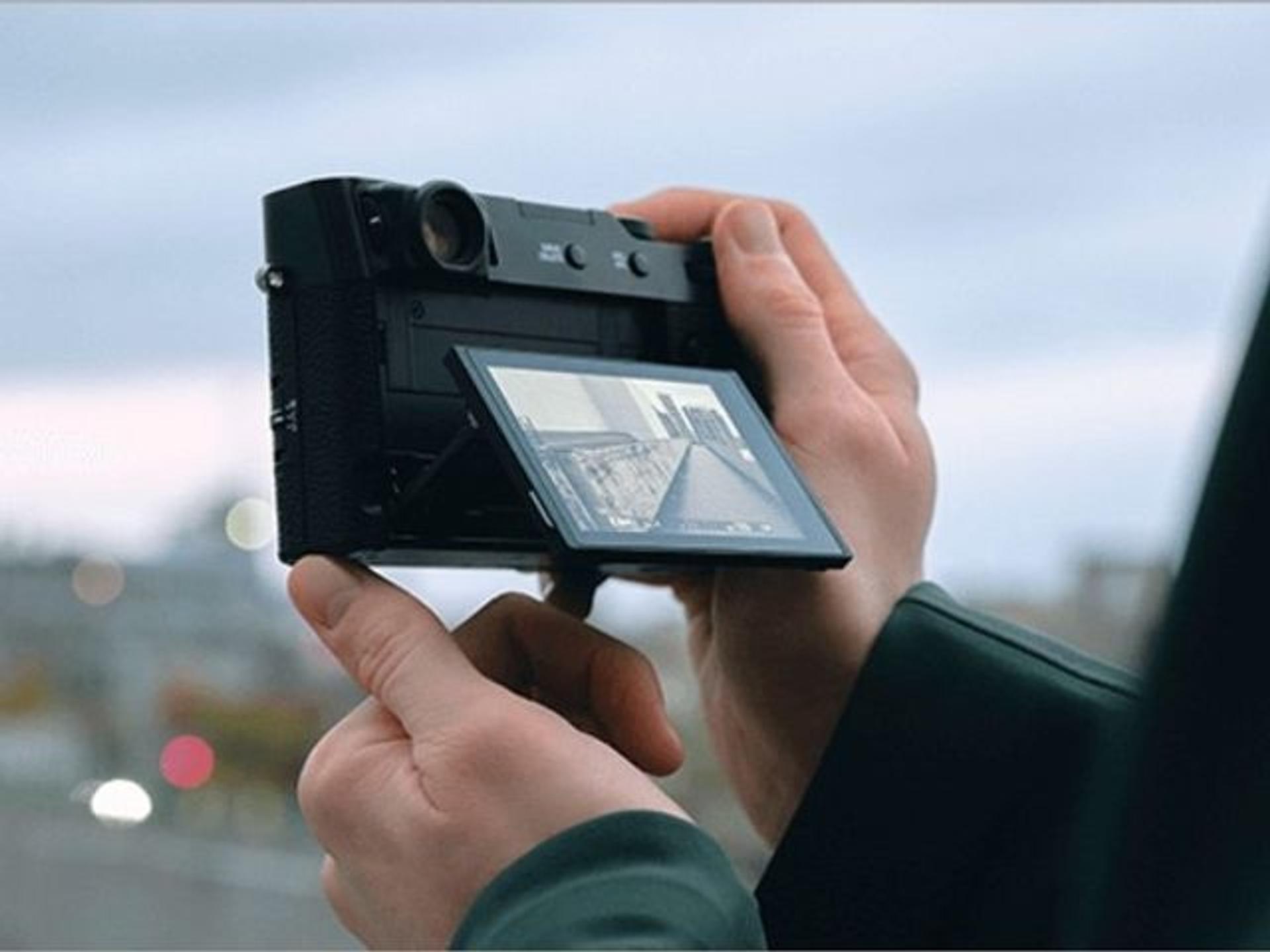 Flat Two-way Tilting LCD